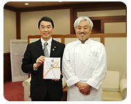 村井嘉浩宮城県知事のところに伺い、昨年4回の開催での売上金より収益部分 金100万円を宮城県災害復興寄付金として寄付致しました。ご協力ありがとうございました。